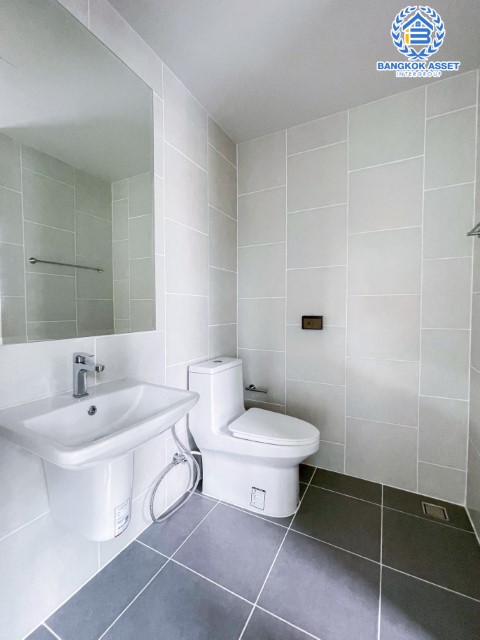 *****บ้านเดี่ยวมือสองกรุงเทพฯ ม.แกรนด์ บริทาเนีย วงแหวน-รามอินทรา #หลังมุม เนื้อที่กว้างขวางสุดถึง 64.6 ตร.ว. ฟังก์ชัน 4 ห้องนอน 5 ห้องน้ำ 2 ที่จอดรถ บ้านใหม่พร้อมอยู่ ไม่เคยเข้า บนทำเลเดินทางสะดวก ติดถนนกาจนาภิเษก ใกล้รถไฟฟ้าสายสีเขียว "สถานีคูคต" และทางด่วน